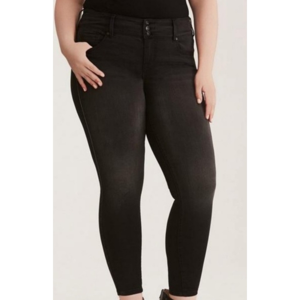 Torrid Plus Size Black Wash 3 Button Closure Skinny Tapered Leg Stretchy Jeans